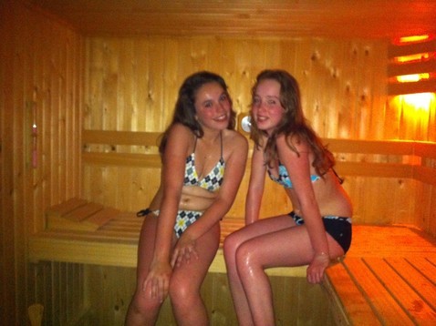 Danique en Sermeena tijdens een sauna bezoekje...