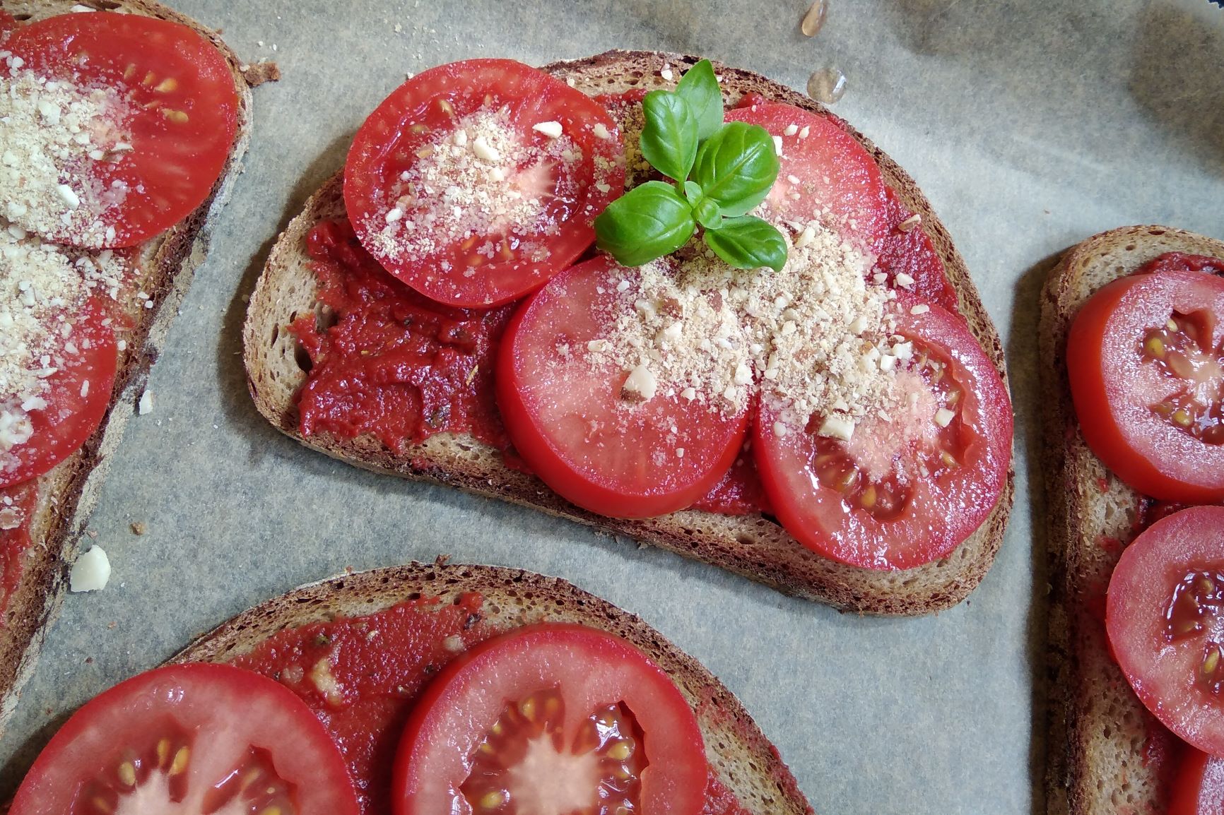 Tomatenbrot mit Nuss-Parmesan