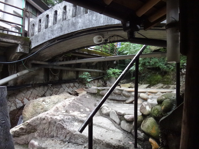 湯の峯温泉と湯の峰温泉のつぼ湯は、和歌山県の源泉かけ流し温泉です。