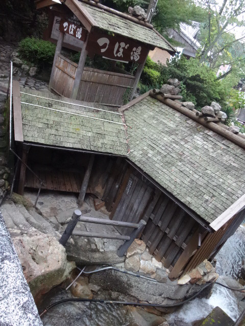 湯の峯温泉と湯の峰温泉のつぼ湯は、和歌山県の源泉かけ流し温泉です。