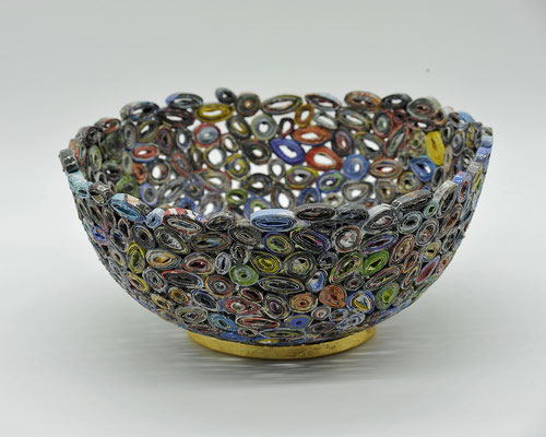 Schale aus gerollten Zeitungsbildern