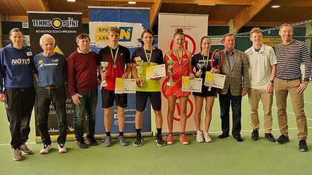 Von LnR: Barbara Schwartz, Rudi Löffler, Martin Florian, Elias Hoxha (1. Klosterneuburger TV), Adrian Vorhemus (KTK Krems), Chiara Semmelmayer (Sportunion TC St. Johann), Djekic Kasandra (TC Wunerlich Tribuswinkel), Bgm. Herbert Janschka, MatteoSemmelmeye