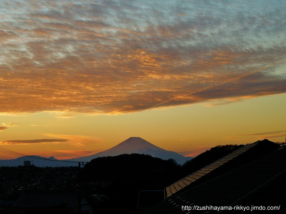 自宅からの夕暮れ富士