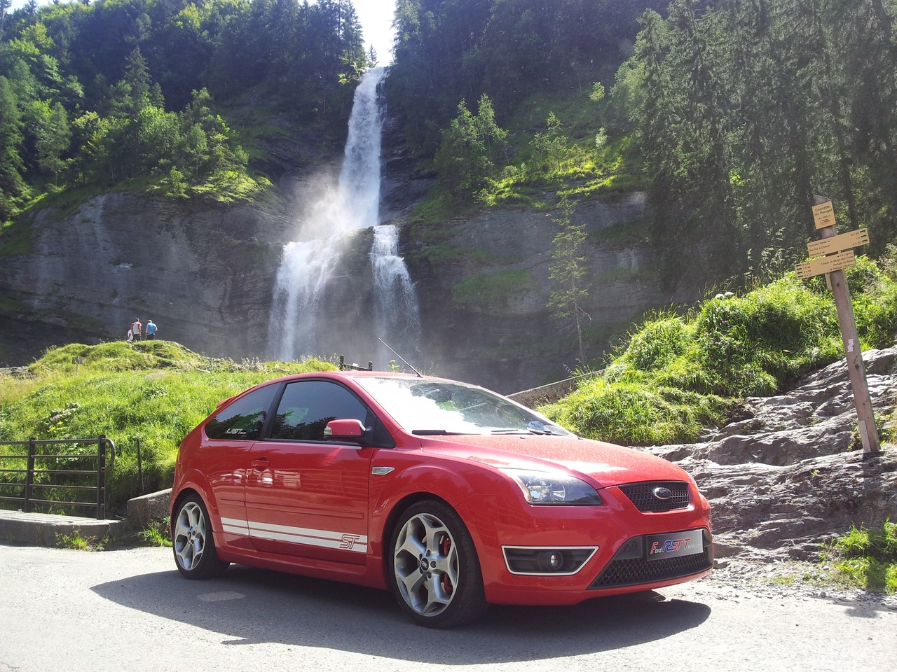 Ma Ford prend l'air à la cascade d'Angon 