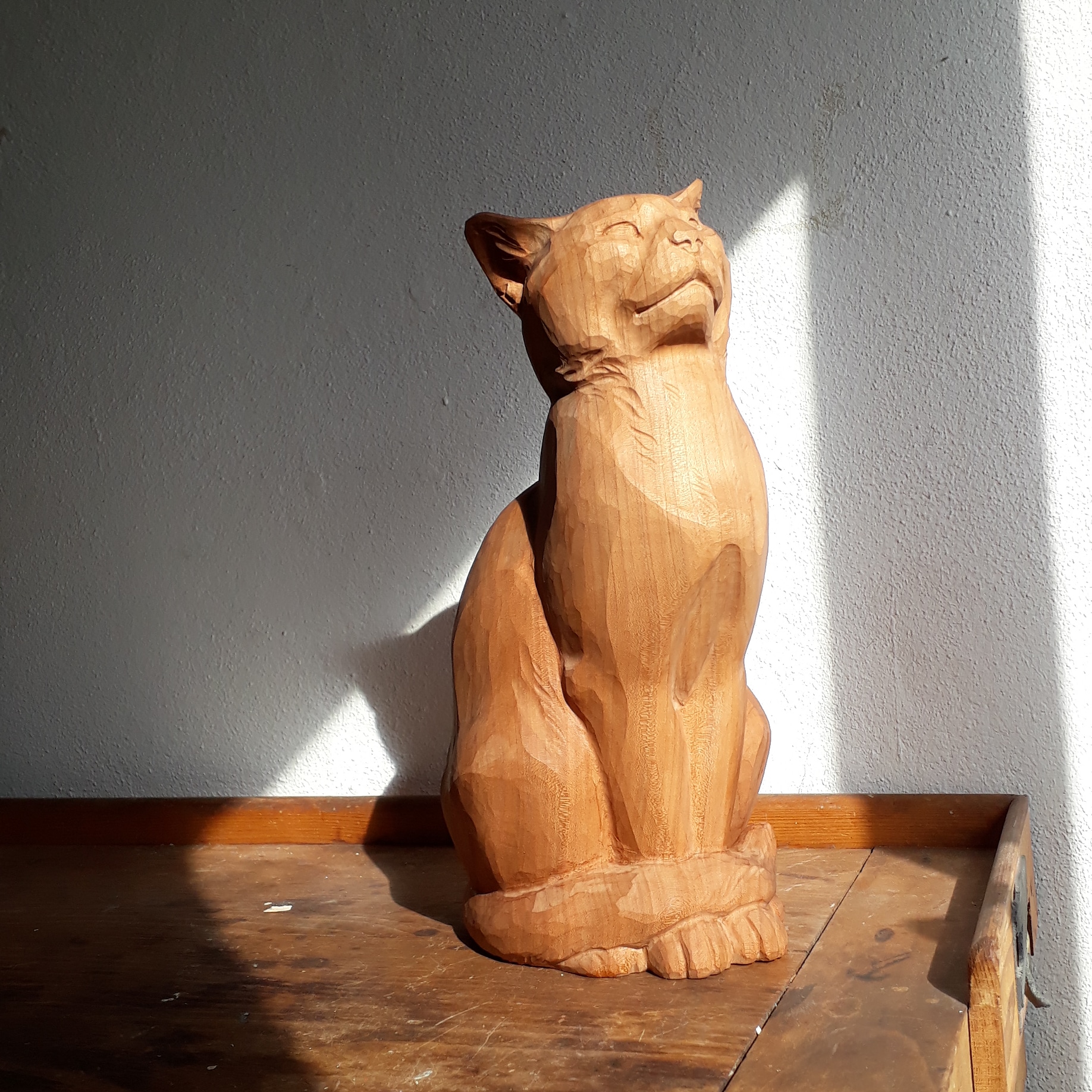 Huggler Klassiker Katze lebensgross in Kirschbaum