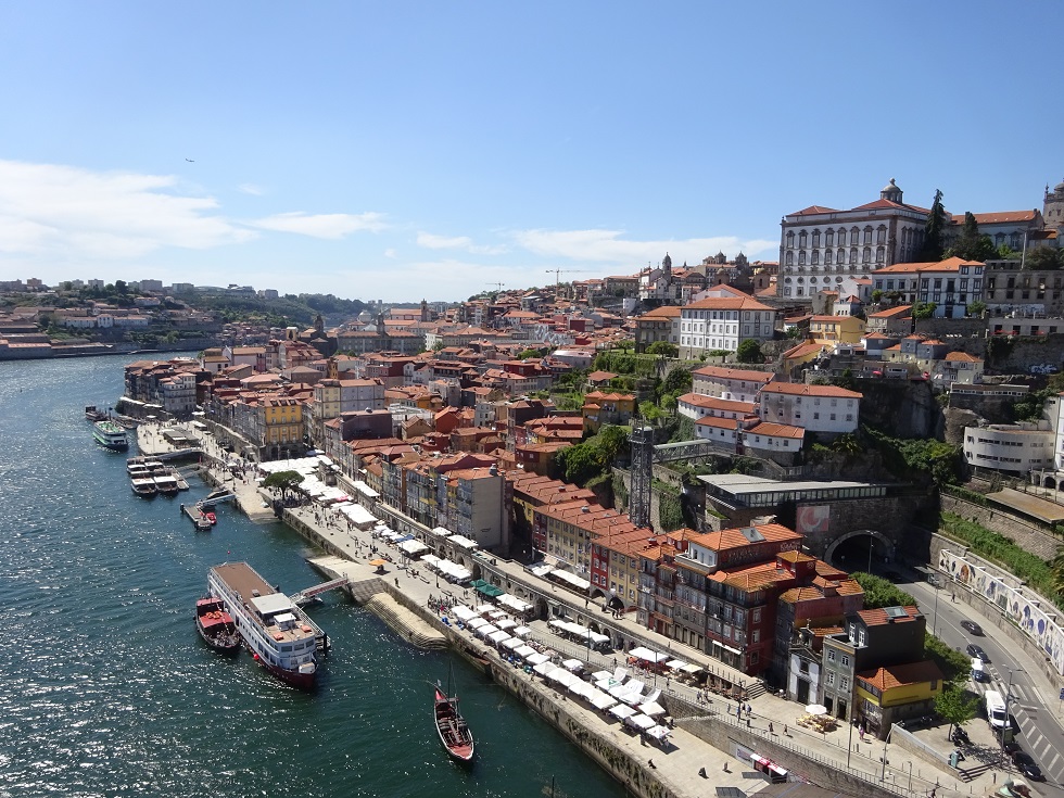 Vue sur le Cais de Ribeira depuis le pont