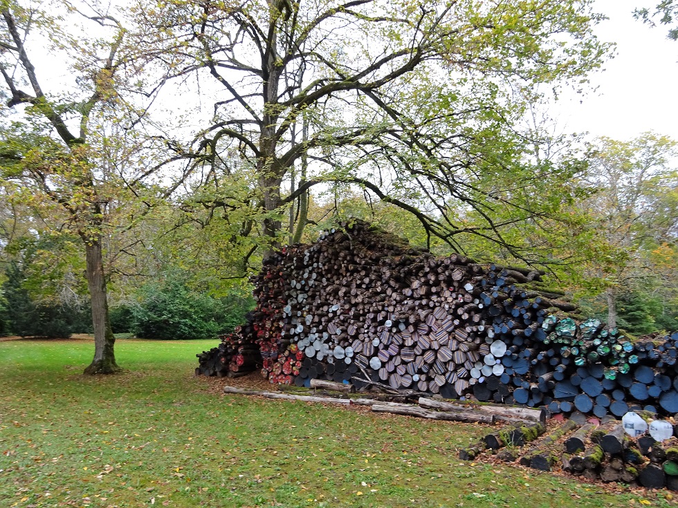 Dans le parc sont disséminées des oeuvres d'art . Celle-ci d'El Anatsui  s'intitule "Ugwu" 