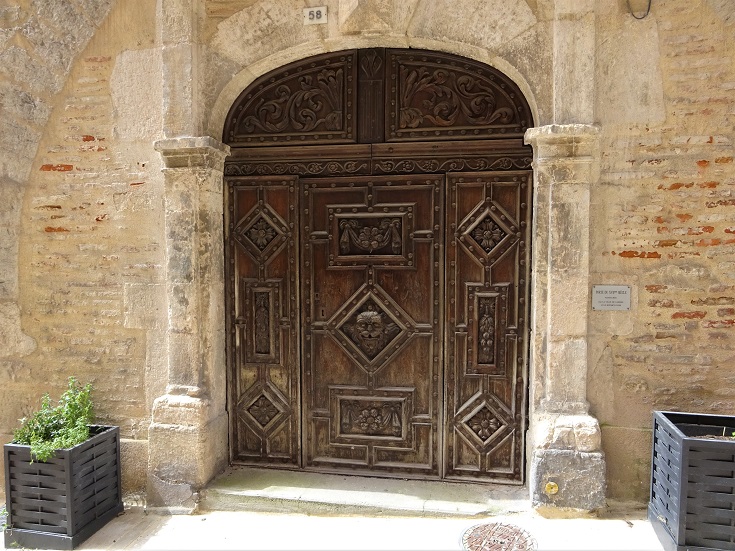 Au n° 58 de la rue du Château du Roi, une porte du XVIIe siècle
