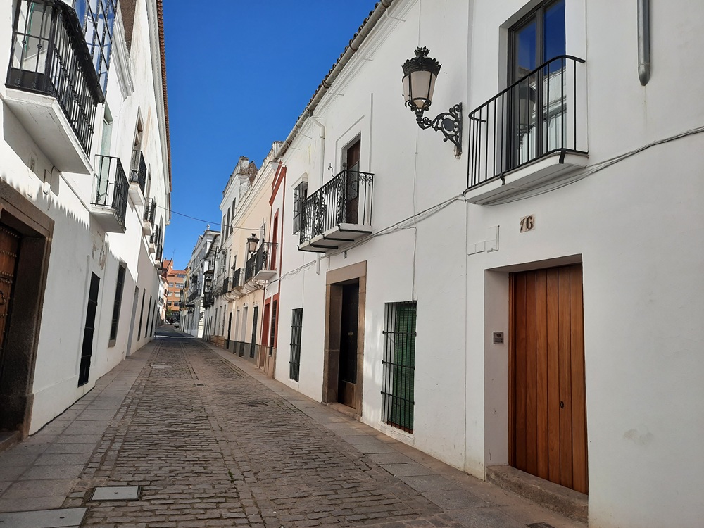 Calle Conde la Corte avec des maisons blanches comme toutes les autres rues