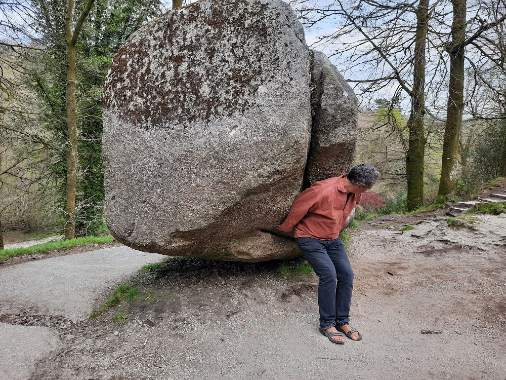 Si vous voulez faire bouger la Pierre Tremblante, il faut se placer comme ce monsieur qui nous a montré comment faire