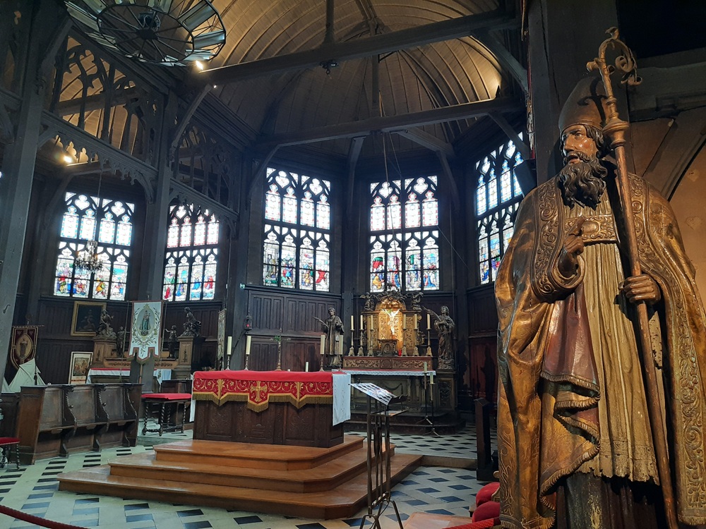 Surtout, entrez dans l'église Sainte-Catherine qui est unique