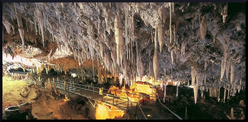 Photo tirée de l'article de Wikipedia https://commons.wikimedia.org/wiki/File:Sala_principal_de_El_Soplao.jpg