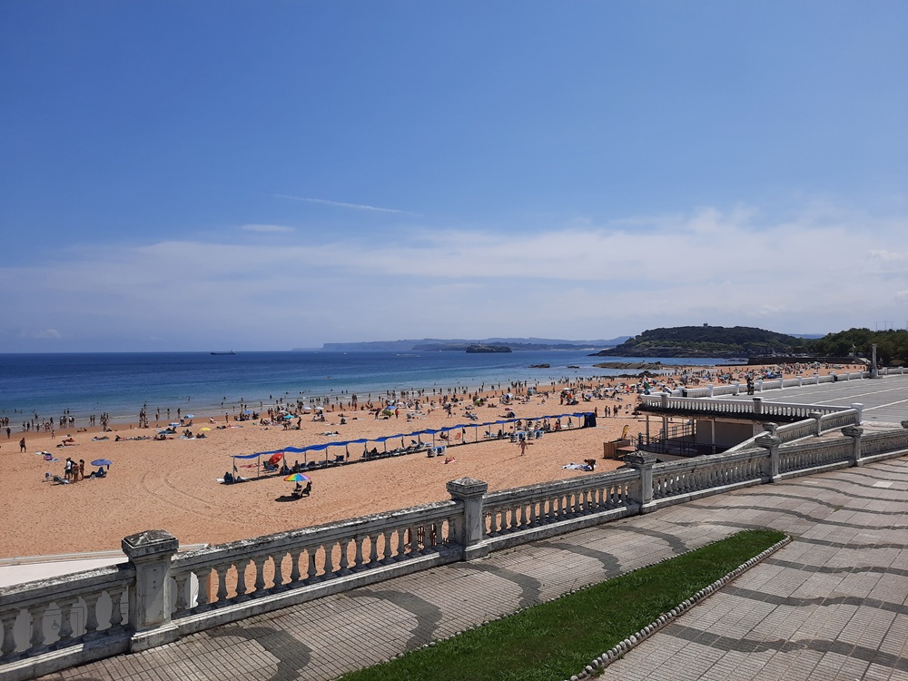 Au niveau de la Primera Playa del Sardinero en face du Casino, on voit la Péninsule de la Magdalena côté droit