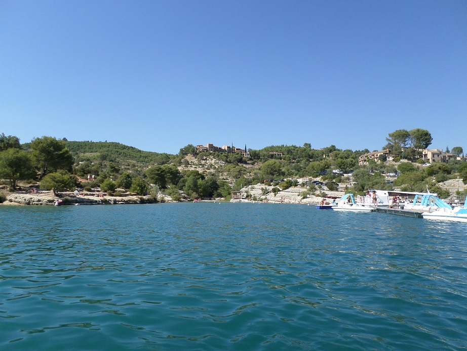 Le lac d'Esparron avec le château du village qui le surplombe