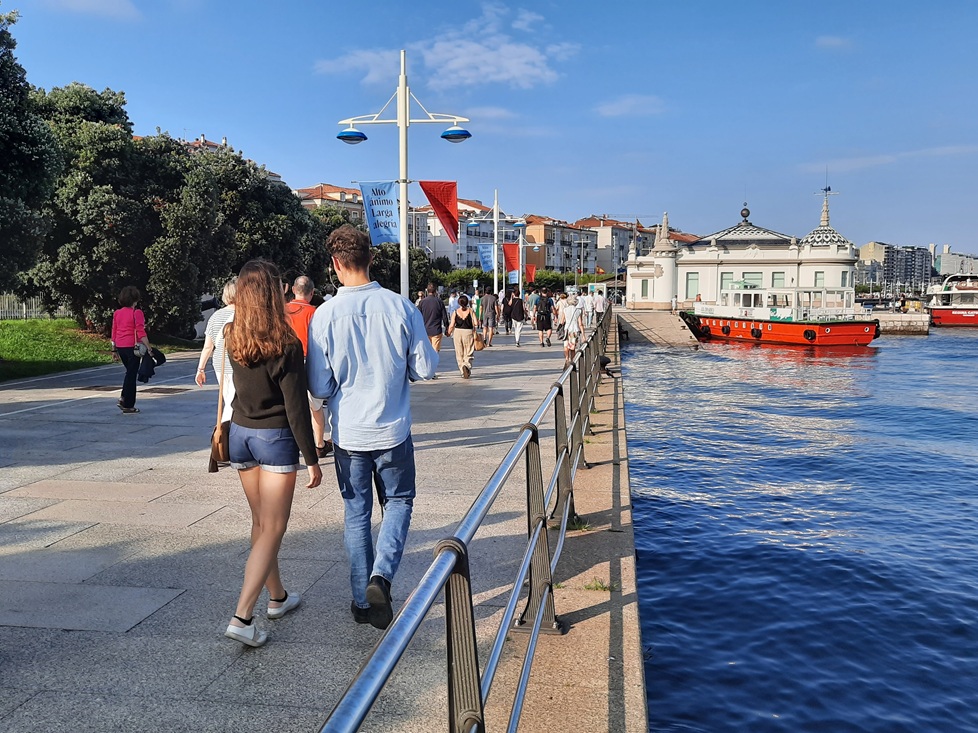 Les bateaux qui font le tour de la baie ou qui vont à la plage del Puntal partent au niveau du Palacete del Embarcadero