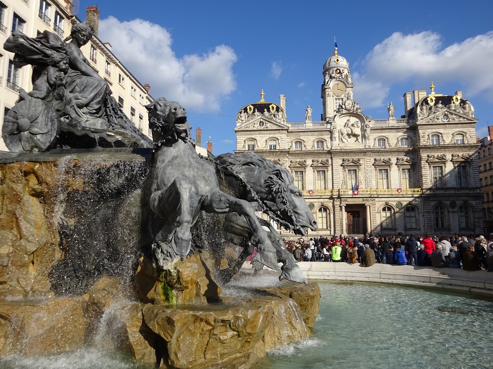 La fontaine Bartholdi et l'hôtel de ville au fond