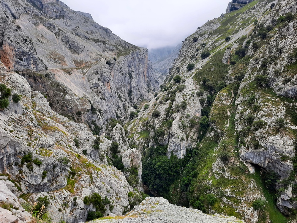 Au bout du sentier le col du Collado de Pregüeles