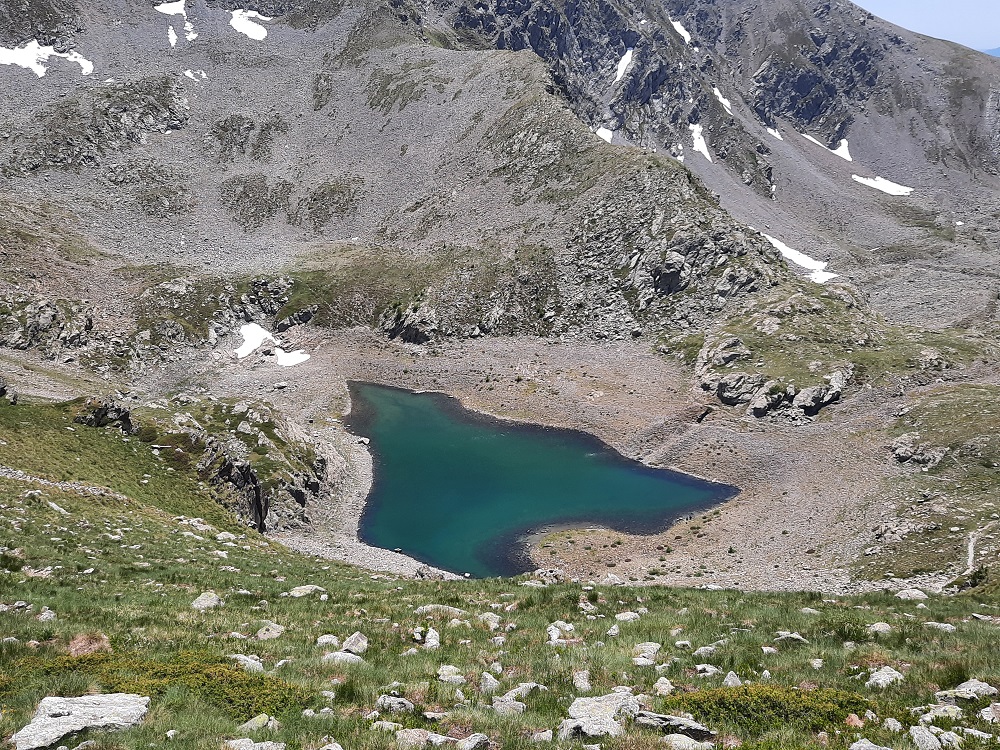 Le joli lac Gros en forme de coeur vu depuis le sentier allant au col du Barn