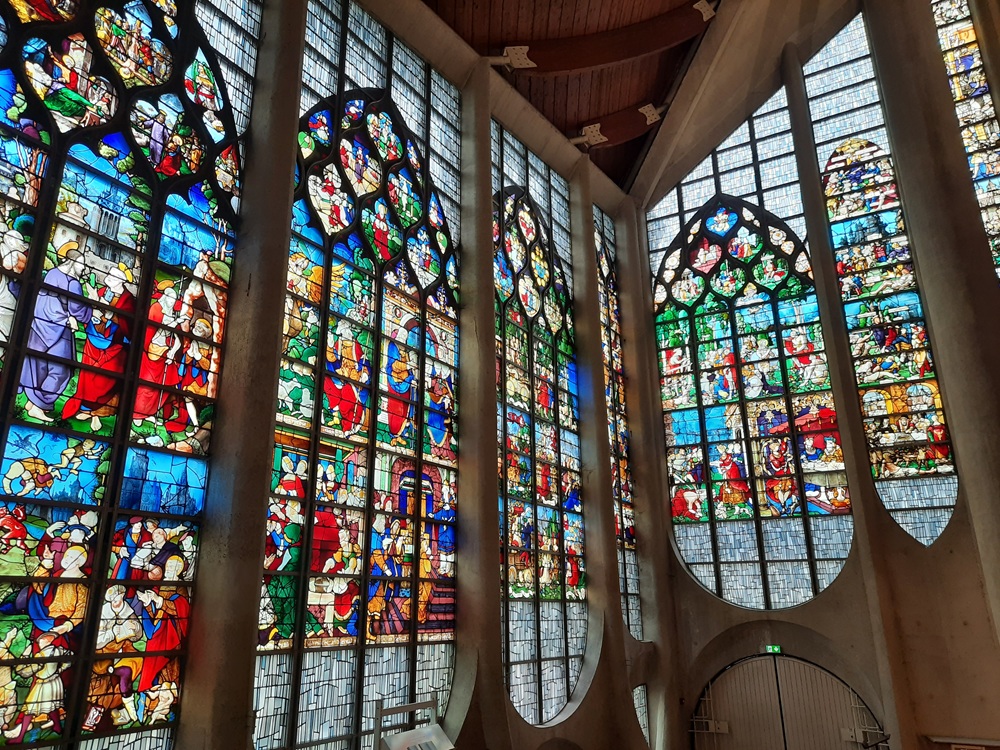 Les vitraux de l'église Sainte-Jeanne-d'Arc