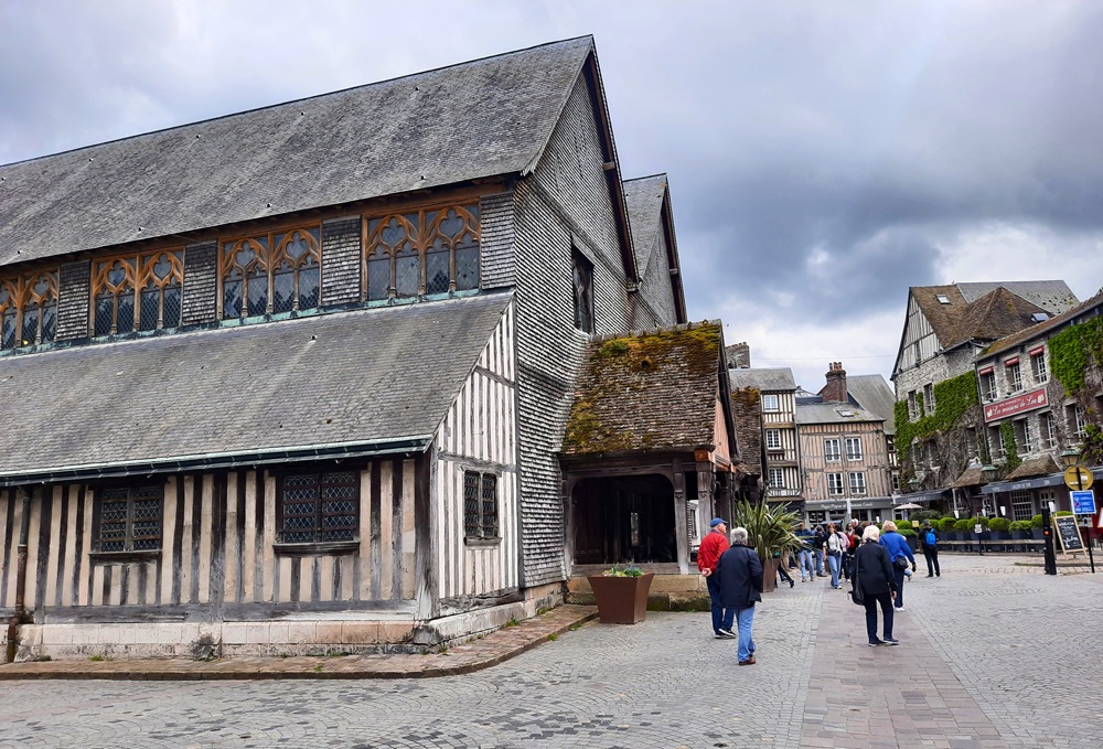 Et en face, l'étonnante église Sainte-Catherine