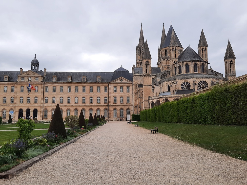 L'Hôtel de ville et à droite l'abbaye Saint-Etienne également appelée abbaye aux Hommes