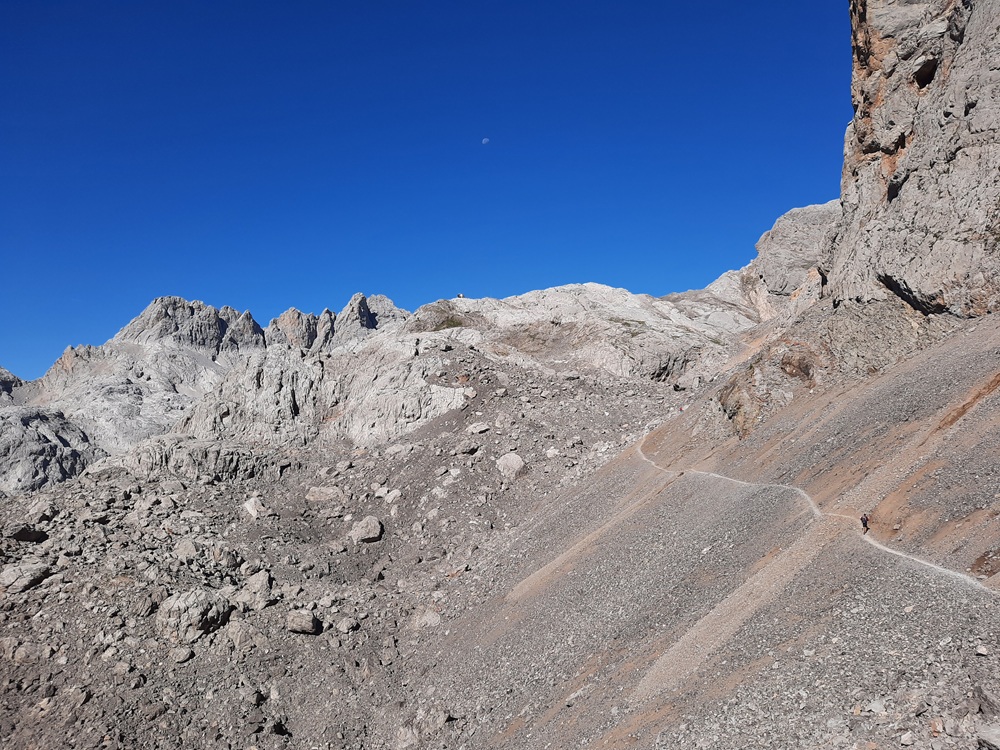 Plus on monte et plus le paysage devient minéral. Cherchez le petit point brillant, c'est le refuge !