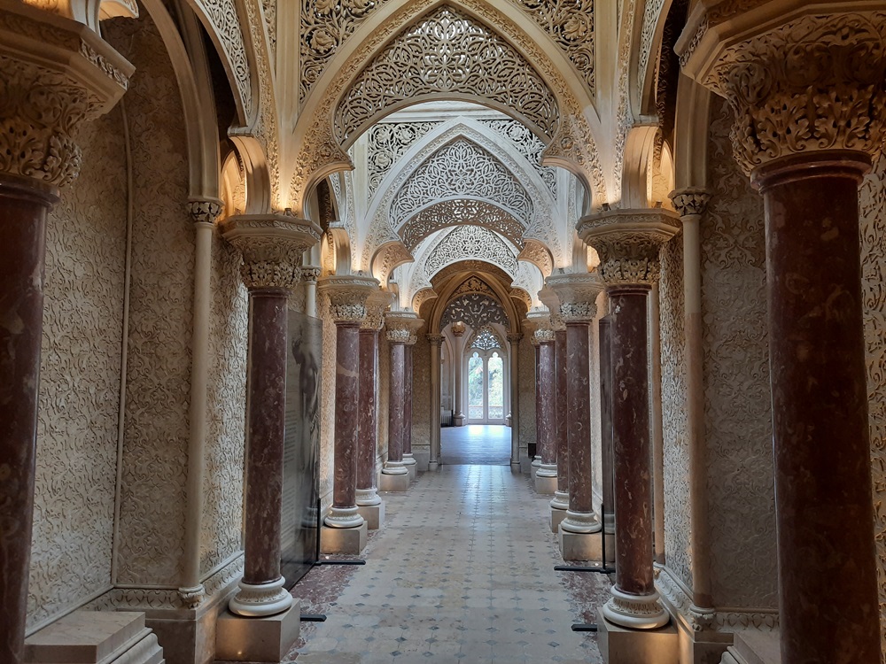 Les pièces sont desservies par de grands couloirs de style oriental