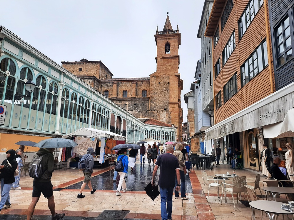 Le marché del Fontan à gauche