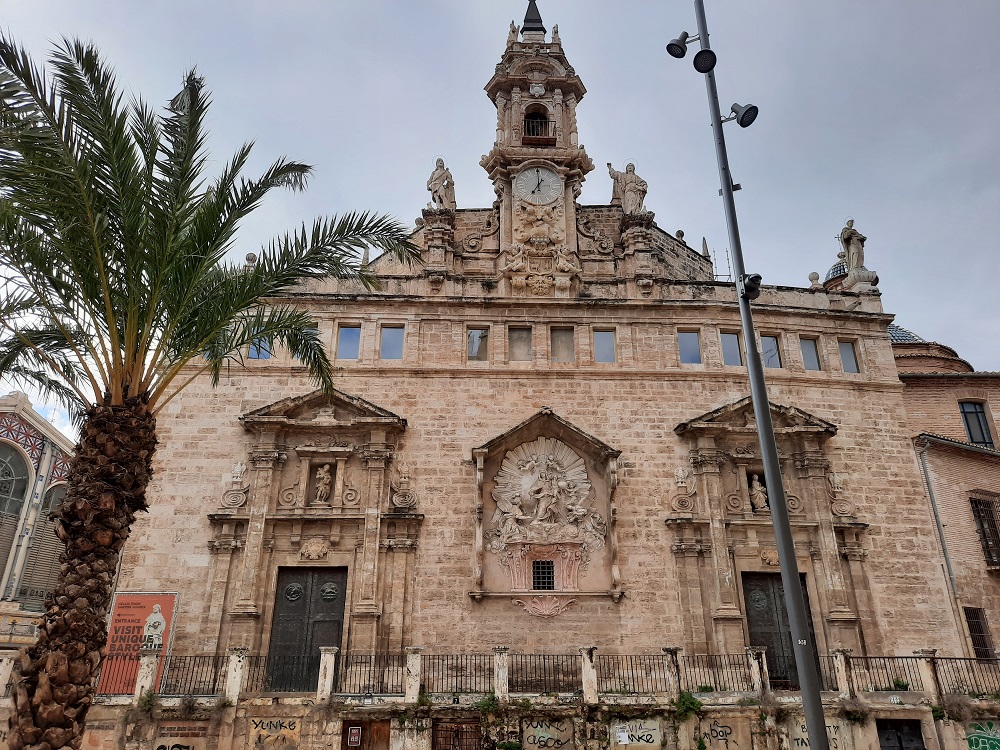 En face de la Lonja de la Seda, la magnifique église de San Juan del Mercado