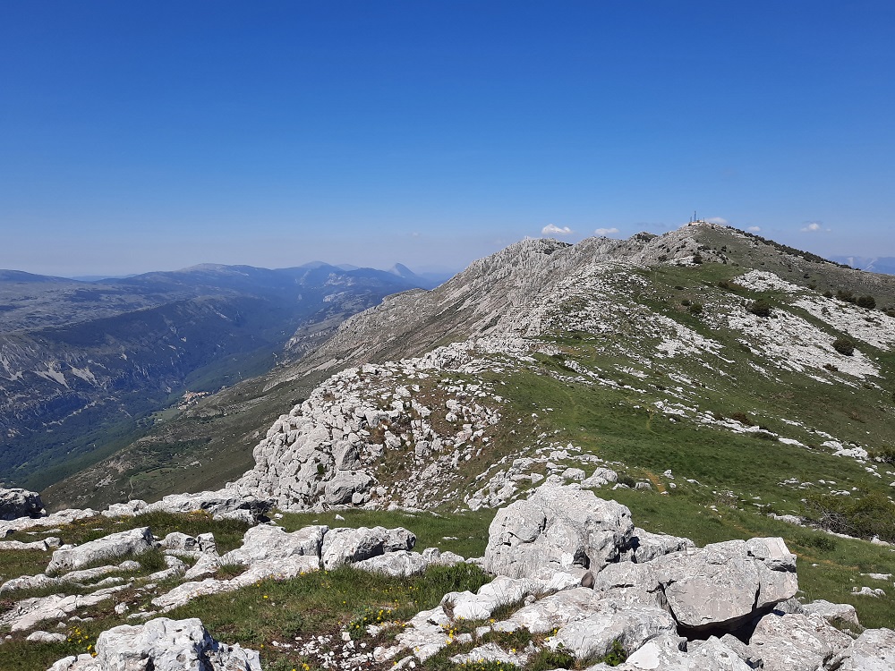 De la Croix de Verse, on continue sur la crête jusqu'à Jérusalem reconnaissable à ses antennes