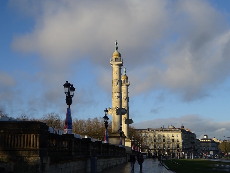 Les colonnes rostrales de la place des Quinconces