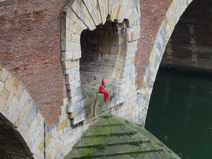 "L'enfant au bonnet d'âne" de James Colomina a été installé en 2017 dans l'un des dégueuloirs du Pont-Neuf