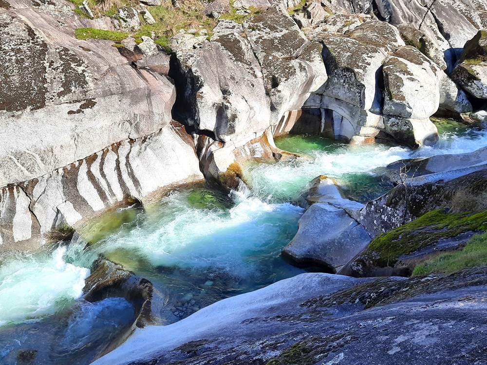 L'été, il y a peu d'eau et on peut se baigner dans ses grandes piscines naturelles