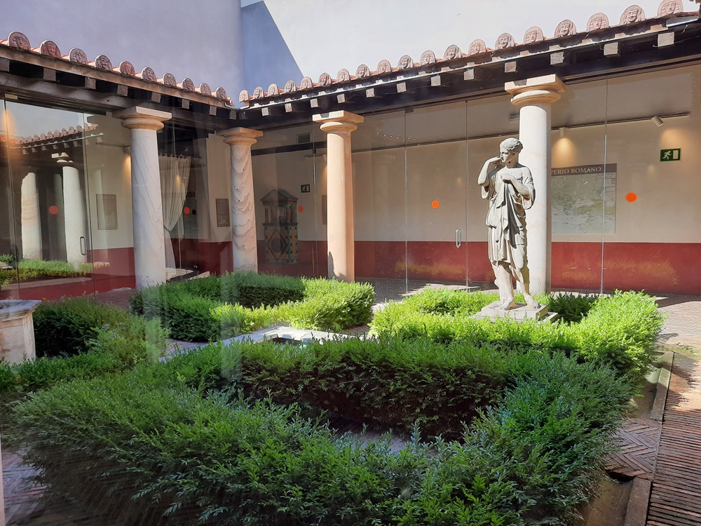 La maison s'articulait autour de l'atrium. Ce patio typique des maisons romaines devait être merveilleux en hiver vu le climat du coin 😅