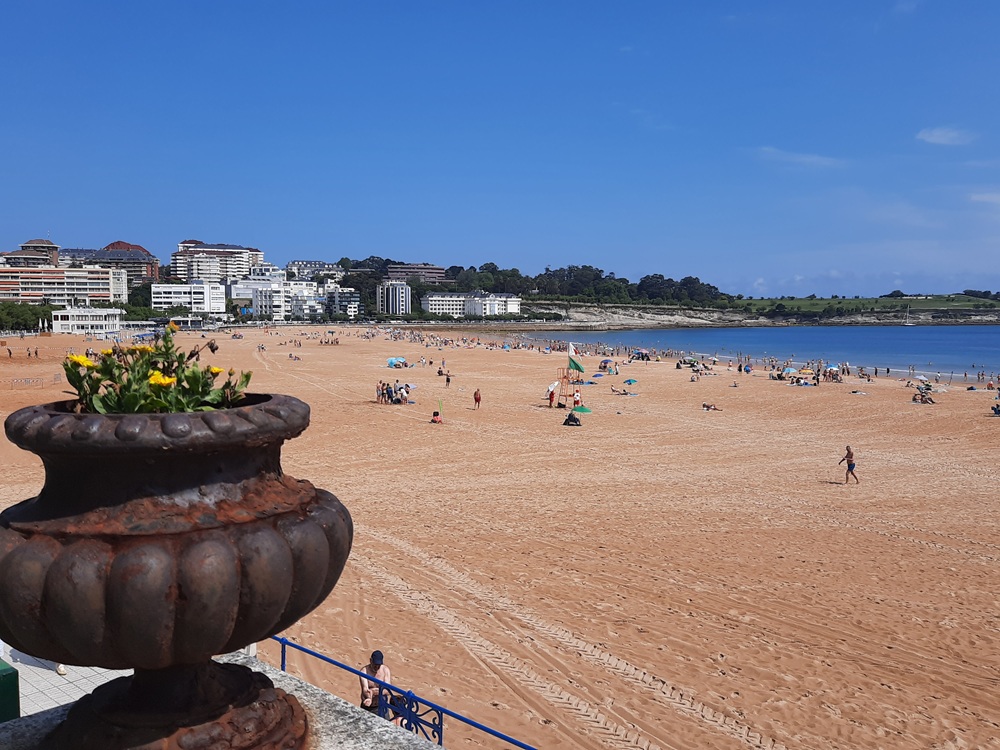 La promenade se termine par la Segunda Playa del Sardinero avec au fond l'hôtel Chiqui