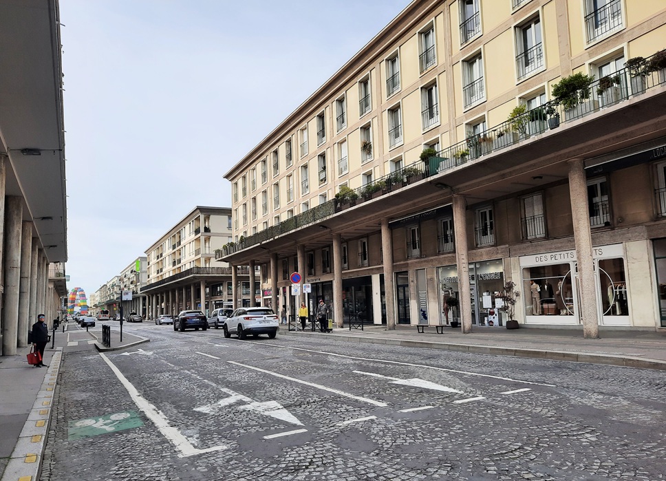 La rue de Paris caractéristique des artères larges, offrant des perspectives avec l'utilisation du béton pour la construction