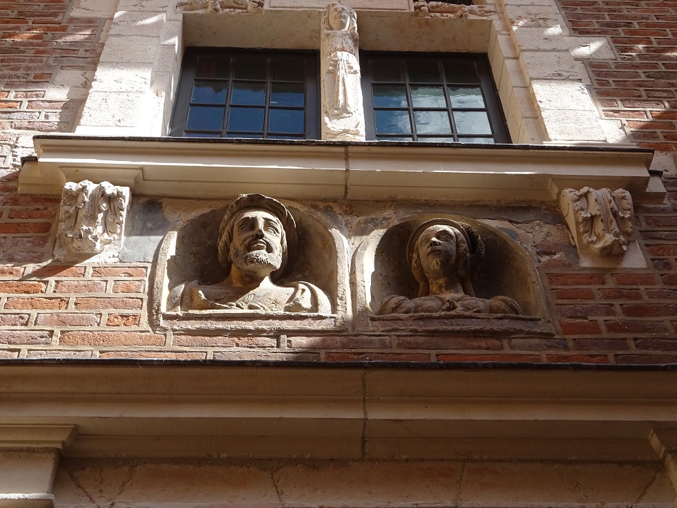Dans la cour de l'hôtel Reynès, les bustes de François Ier et de sa deuxième épouse Eléonore