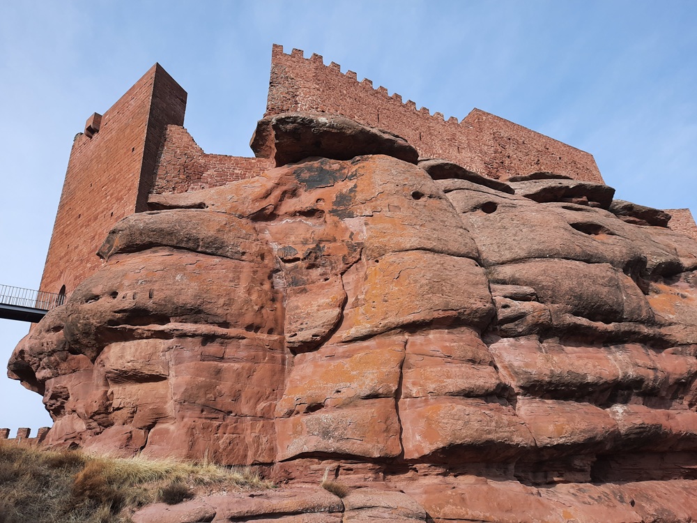 Le piton rocheux surmonté du château
