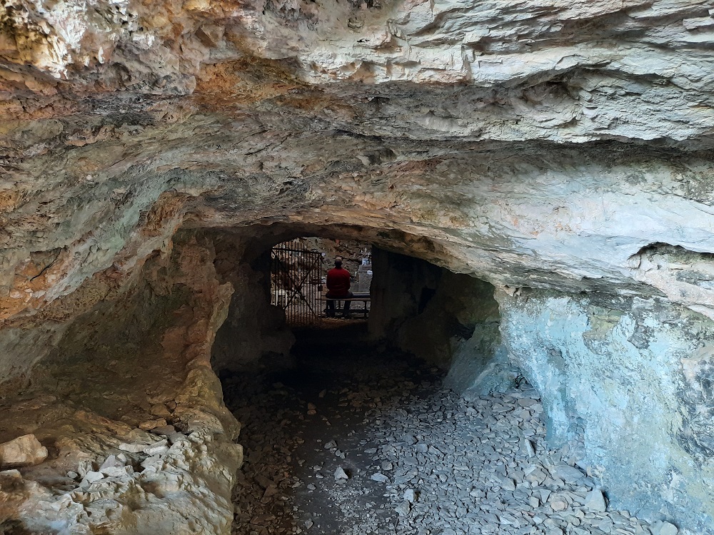 La chapelle est au fond de la grotte