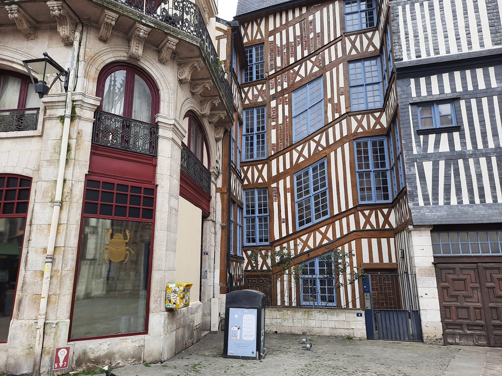Place Barthélémy devant l'église Saint-Maclou