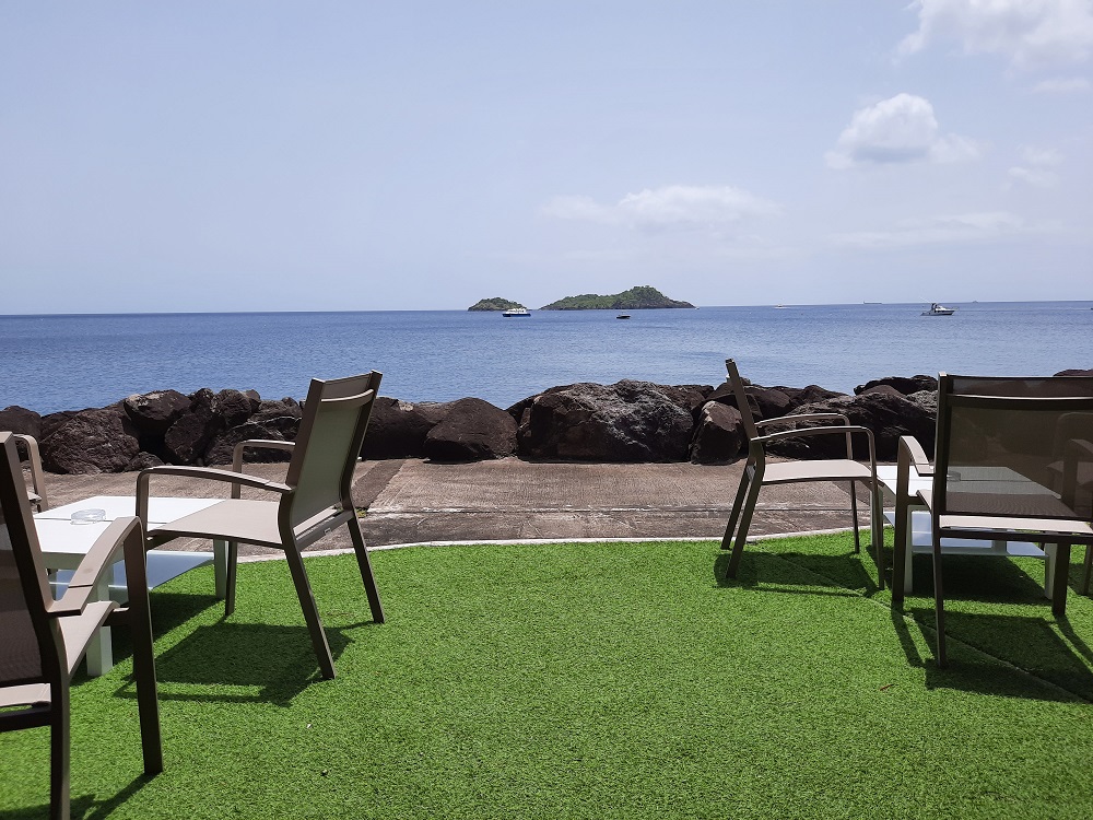 La terrasse du restaurant la Touna avec vue sur les îlets Pigeon