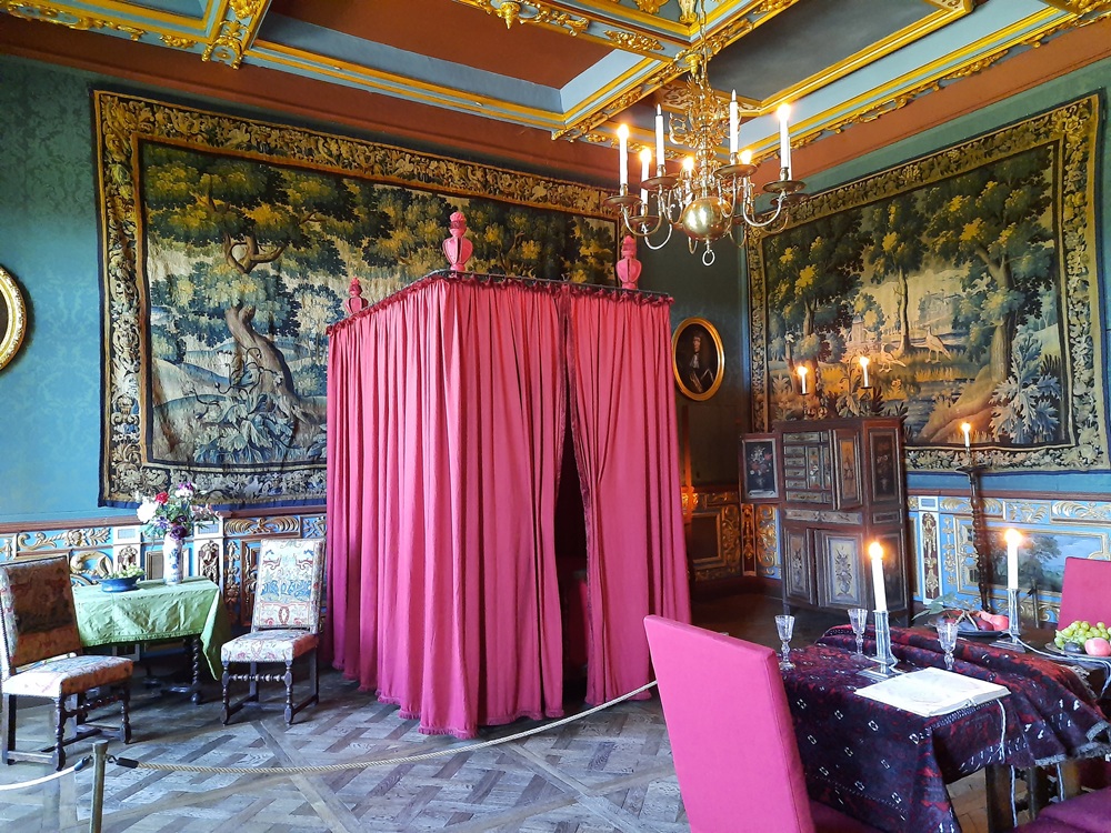 La chambre de Parade qui date du XVIIe siècle et dont on a fait une reconstitution en 2024 grâce à des documents d'archives