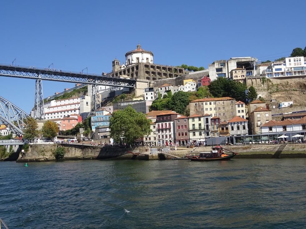 Sur l'autre rive du Douro, le Mosteiro da Serra do Pilar domine Vila Nova de Gaia