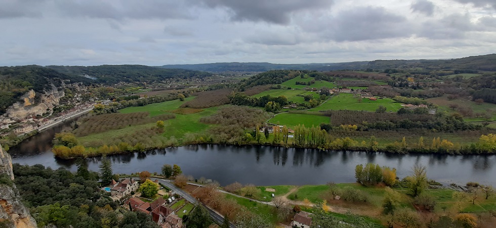 Vue sur la Dordogne avec à gauche le très beau village de la Roque-Gageac