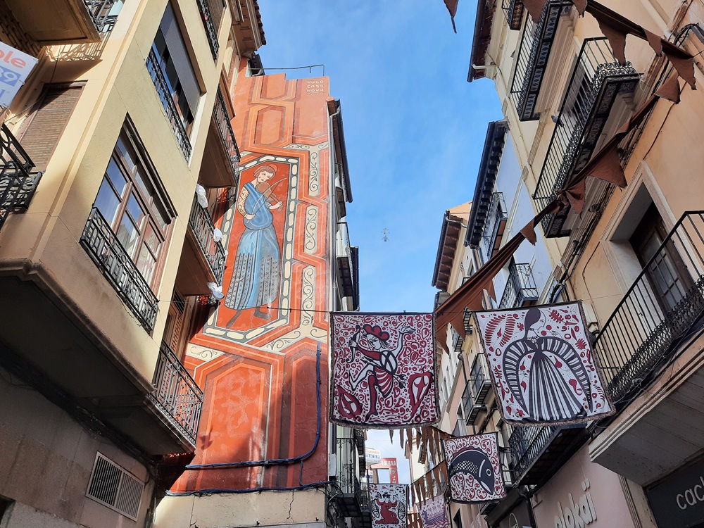 La calle Joaquim Costa décorée comme tout Teruel pour les fêtes des Noces de Isabel de Segura qui retrace l'histoire des Amants de Teruel