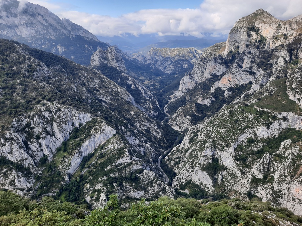 Du Mirador de Santa Catalina, on voit bien la route du Desfiladero de la Hermida au fond des gorges