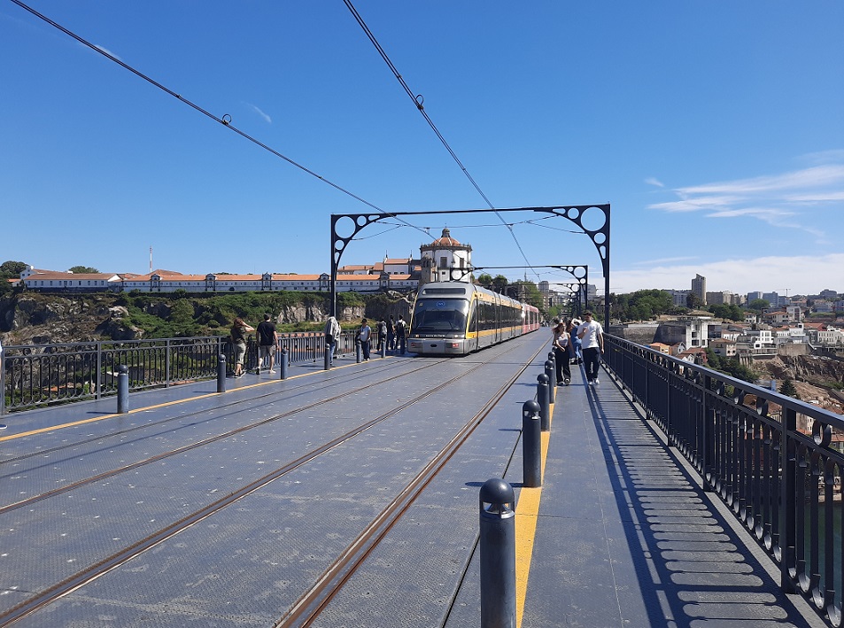 Le niveau supérieur du pont qui permet la circulation du métro et des piétons