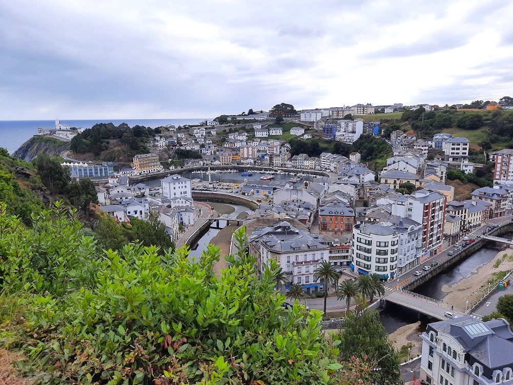 Vue sur le port de Luarca depuis les hauteurs