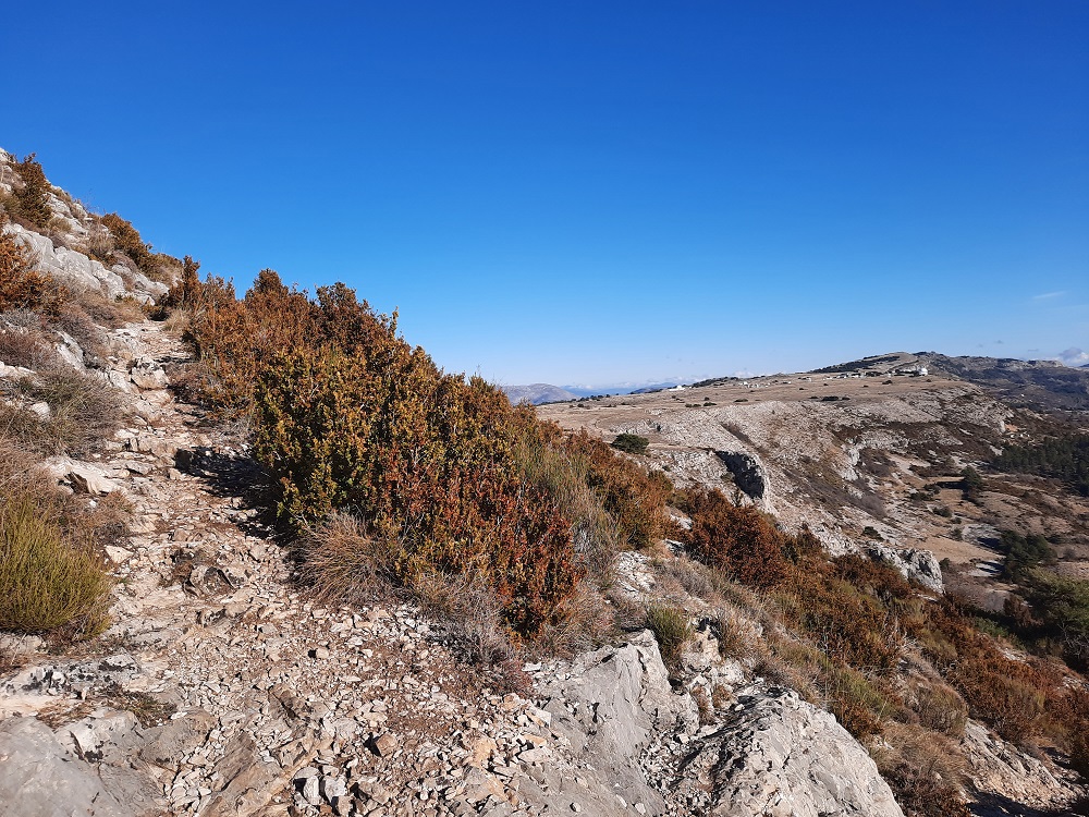 Montée à la grotte-chapelle avec l'observatoire de Calern visible au loin
