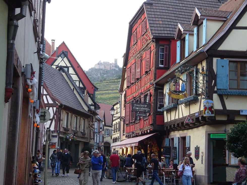 La Grand'Rue avec au loin les ruines d'un des châteaux de Ribeauvillé (il y en a trois !)